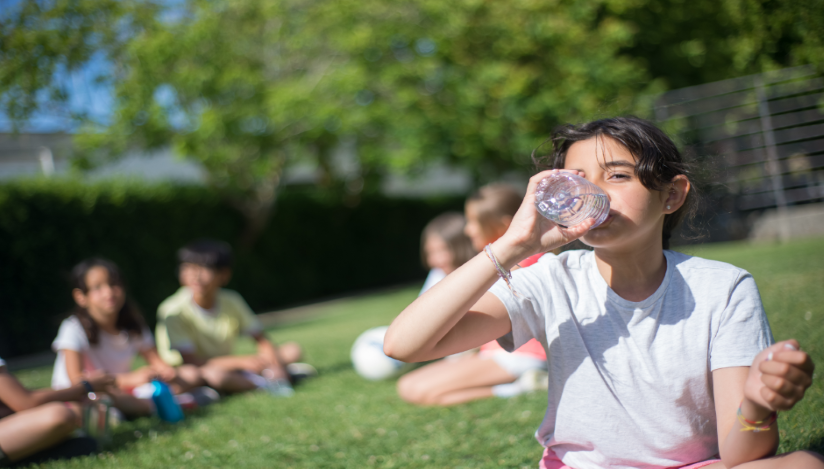 כיצד לעודד את הילדים לשתות מים- לגדול